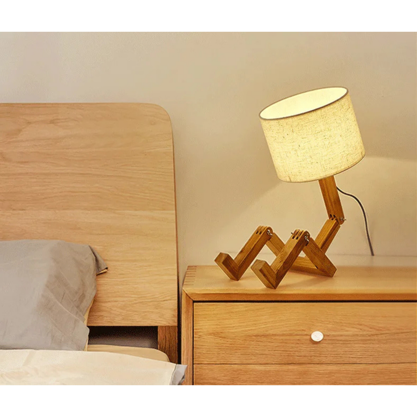 Lampe de chevet en bois artisanale en forme de petit bonhomme