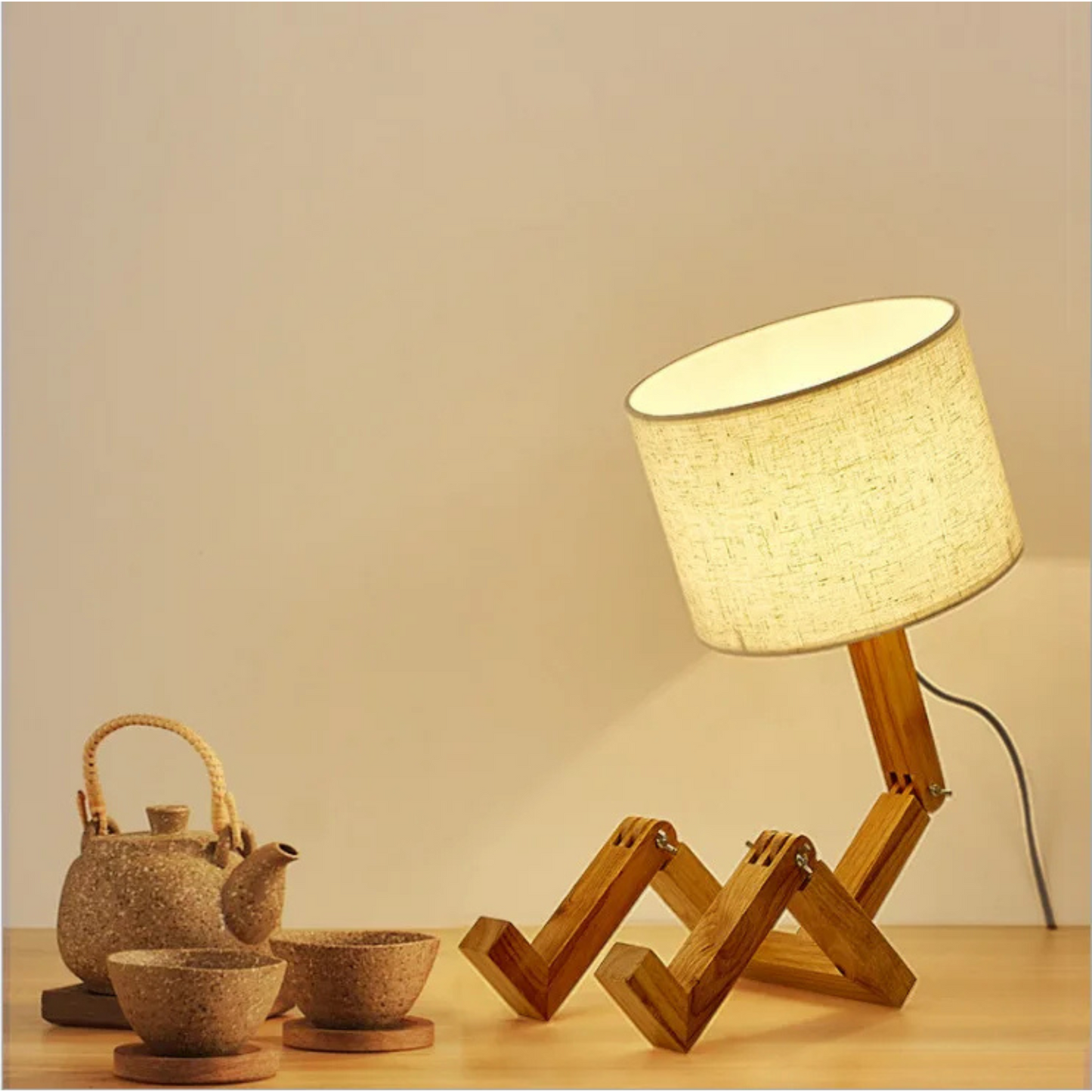 Lampe de chevet en bois artisanale en forme de petit bonhomme