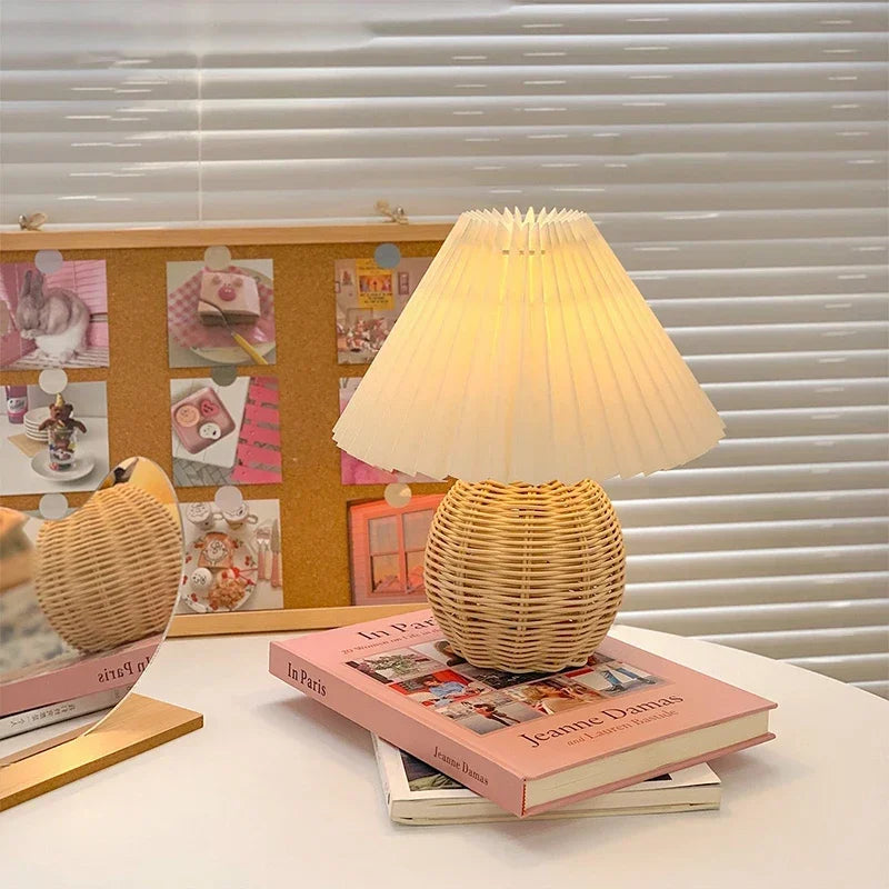 Lampe de chevet en rotin style bohème avec abat-jour plissé