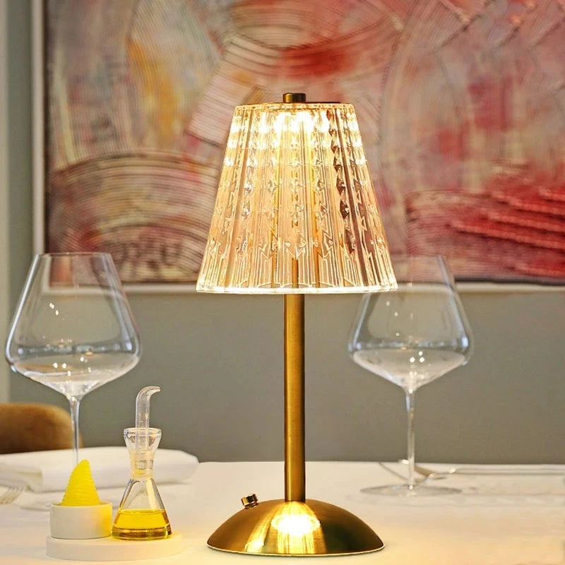 Lampe de chevet sans fil rechargeable en métal doré avec abat-jour en cristal