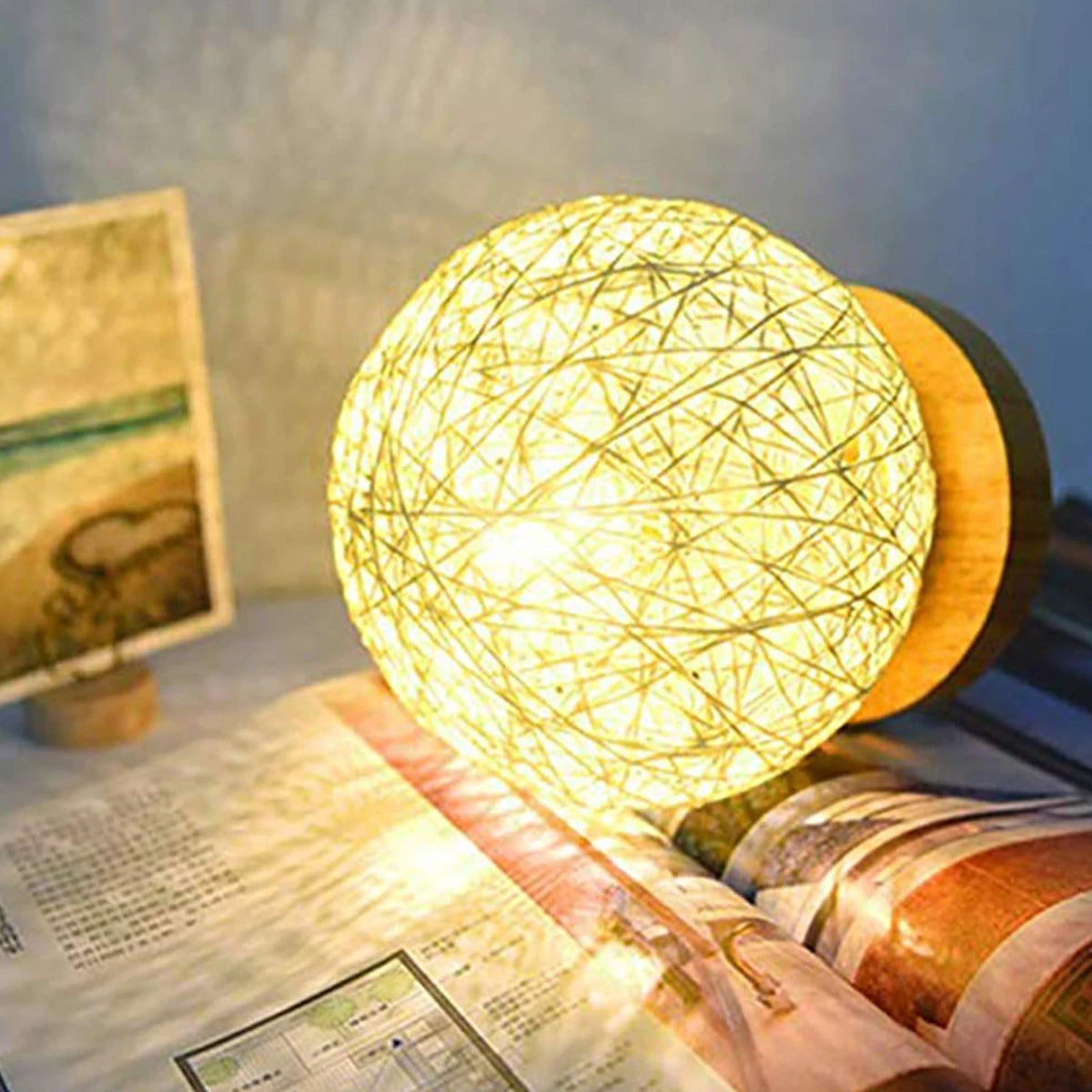 Lampe de chevet rotin artisanale en boule sur socle en bois