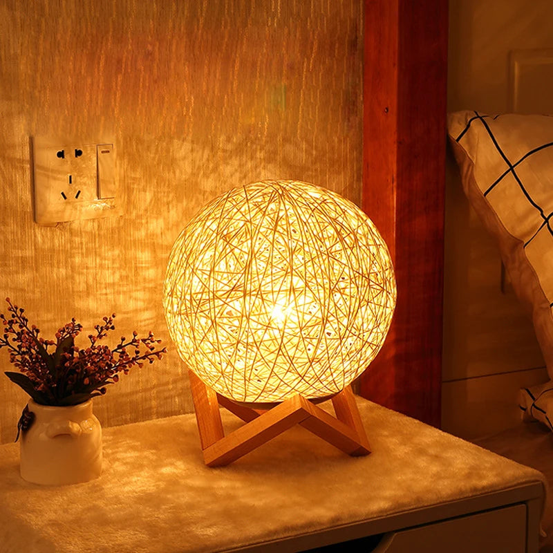 Lampe de chevet rotin en forme de boule sur socle en bois