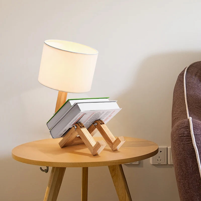 Lampe de chevet en bois artisanale en forme de petit bonhomme