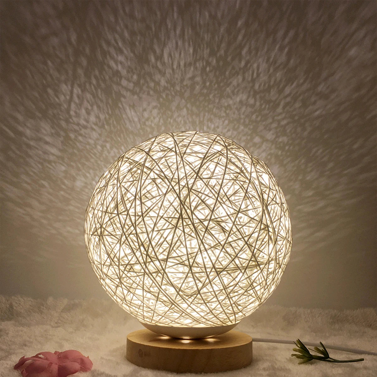 Lampe de chevet rotin artisanale en boule sur socle en bois