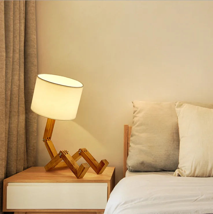 Lampe de chevet en bois artisanale en forme de petit bonhomme