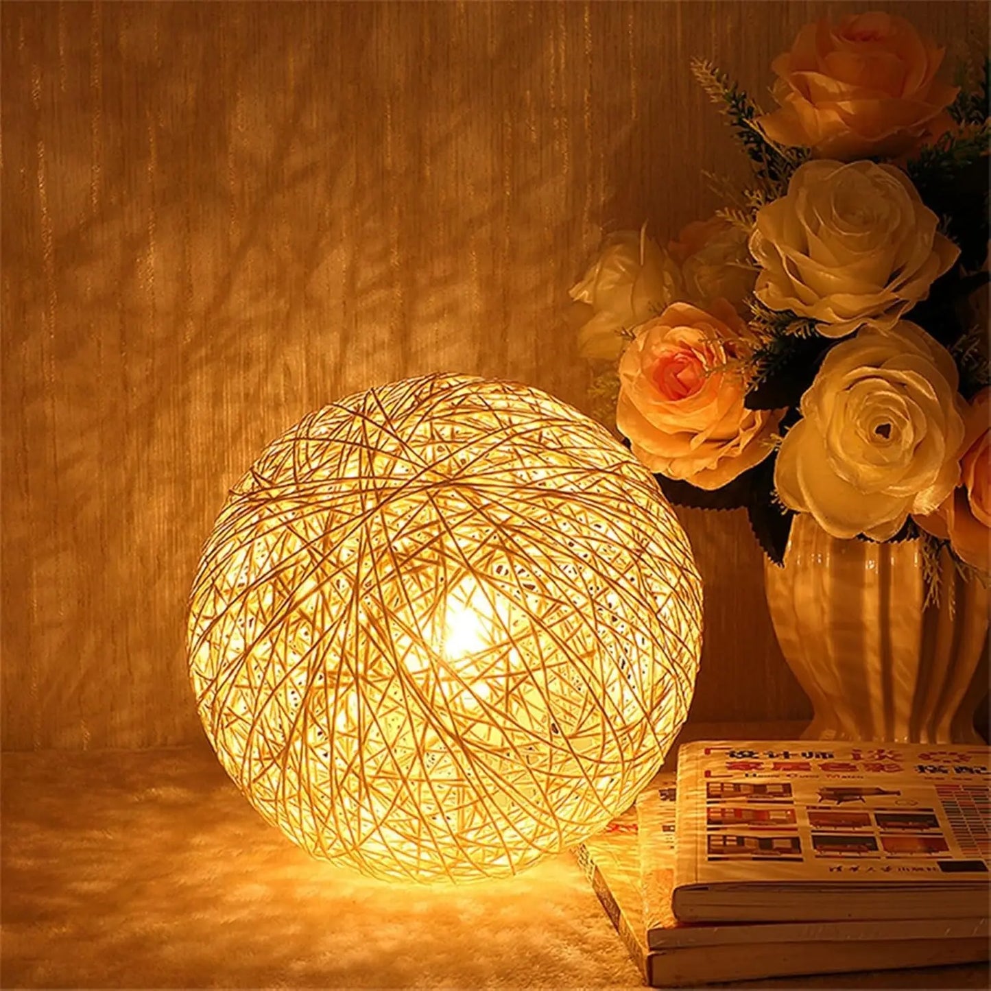 Lampe de chevet rotin en forme de boule sur socle en bois