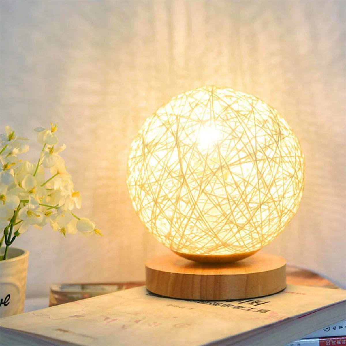 Lampe de chevet rotin artisanale en boule sur socle en bois