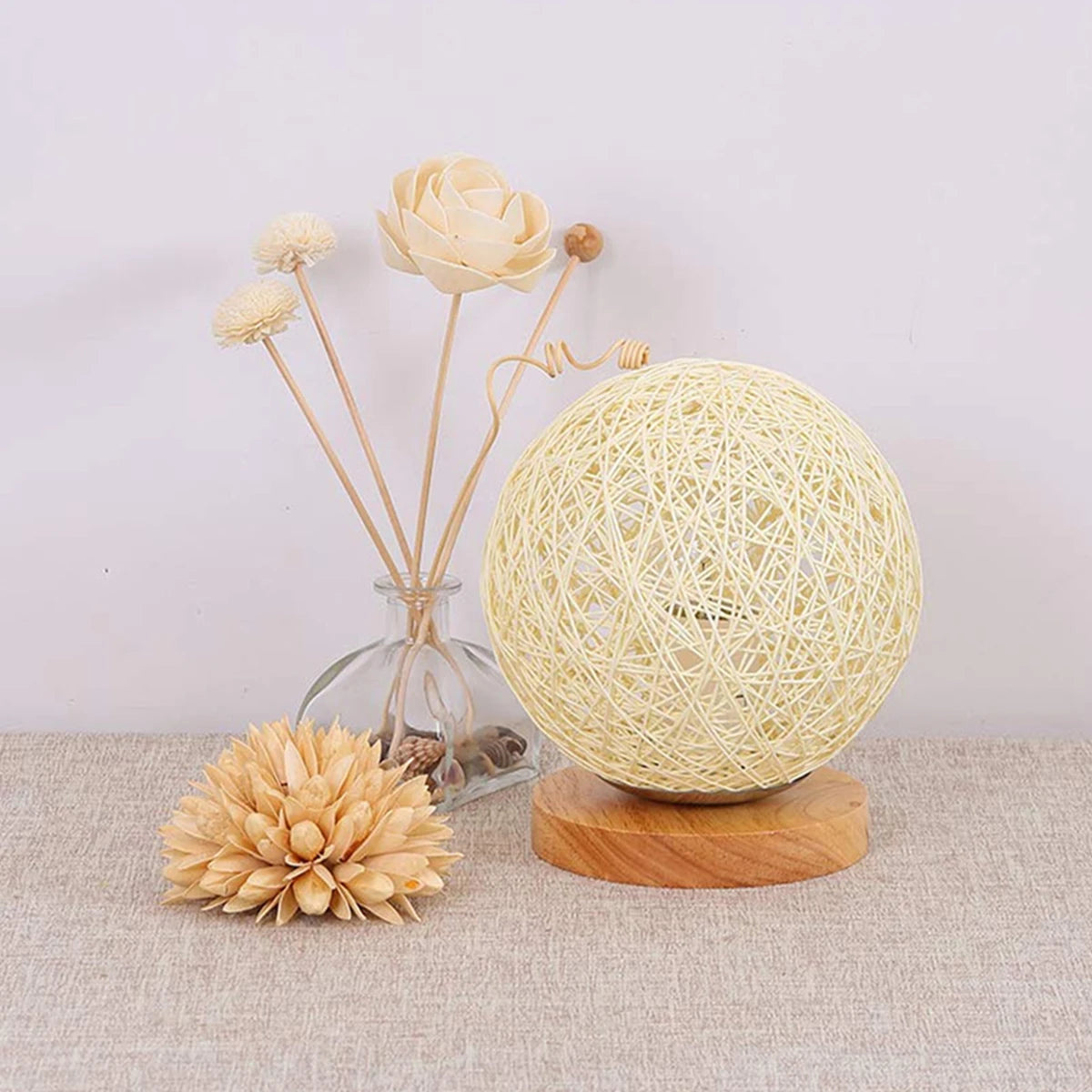 Lampe de chevet rotin artisanale en boule sur socle en bois