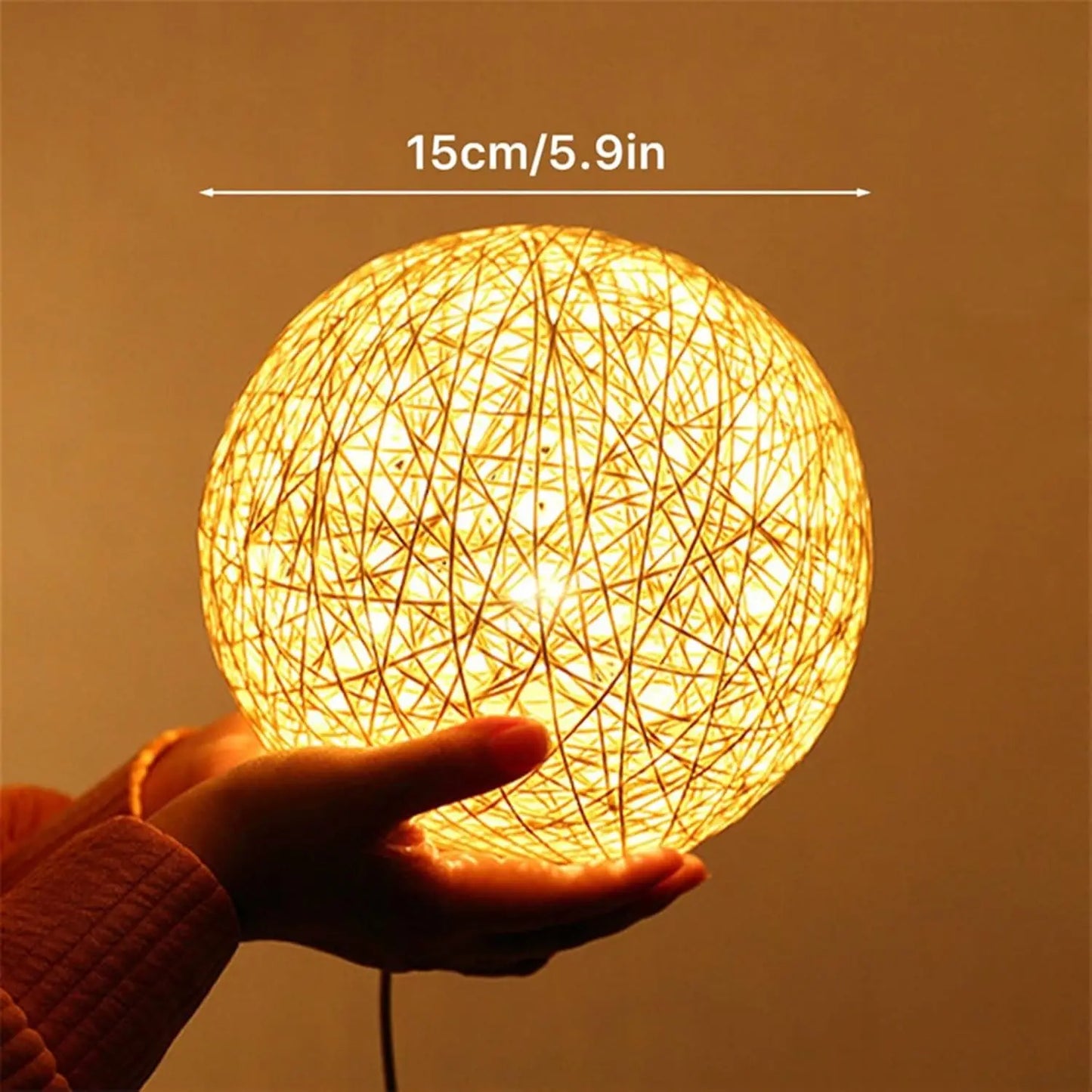 Lampe de chevet rotin en forme de boule sur socle en bois