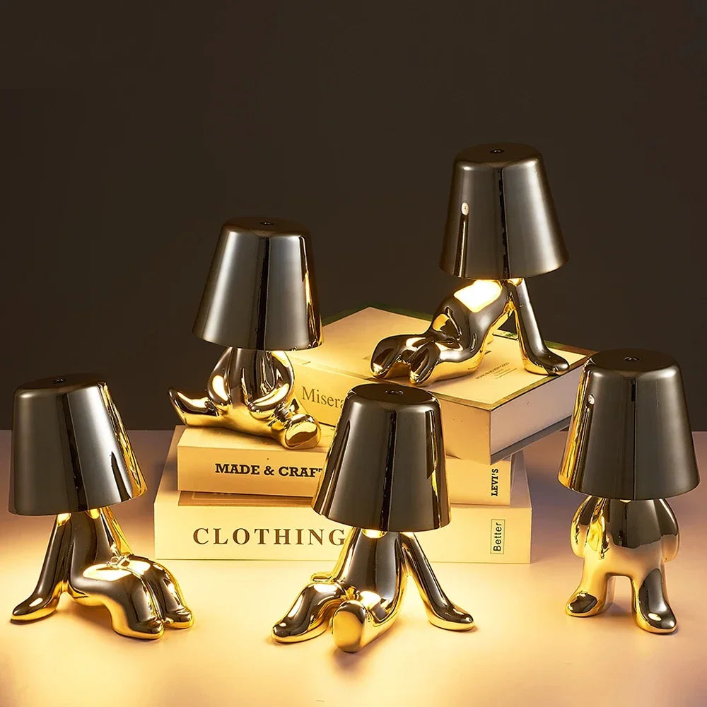 Lampe de chevet design petit bonhomme en métal tactile or et argent