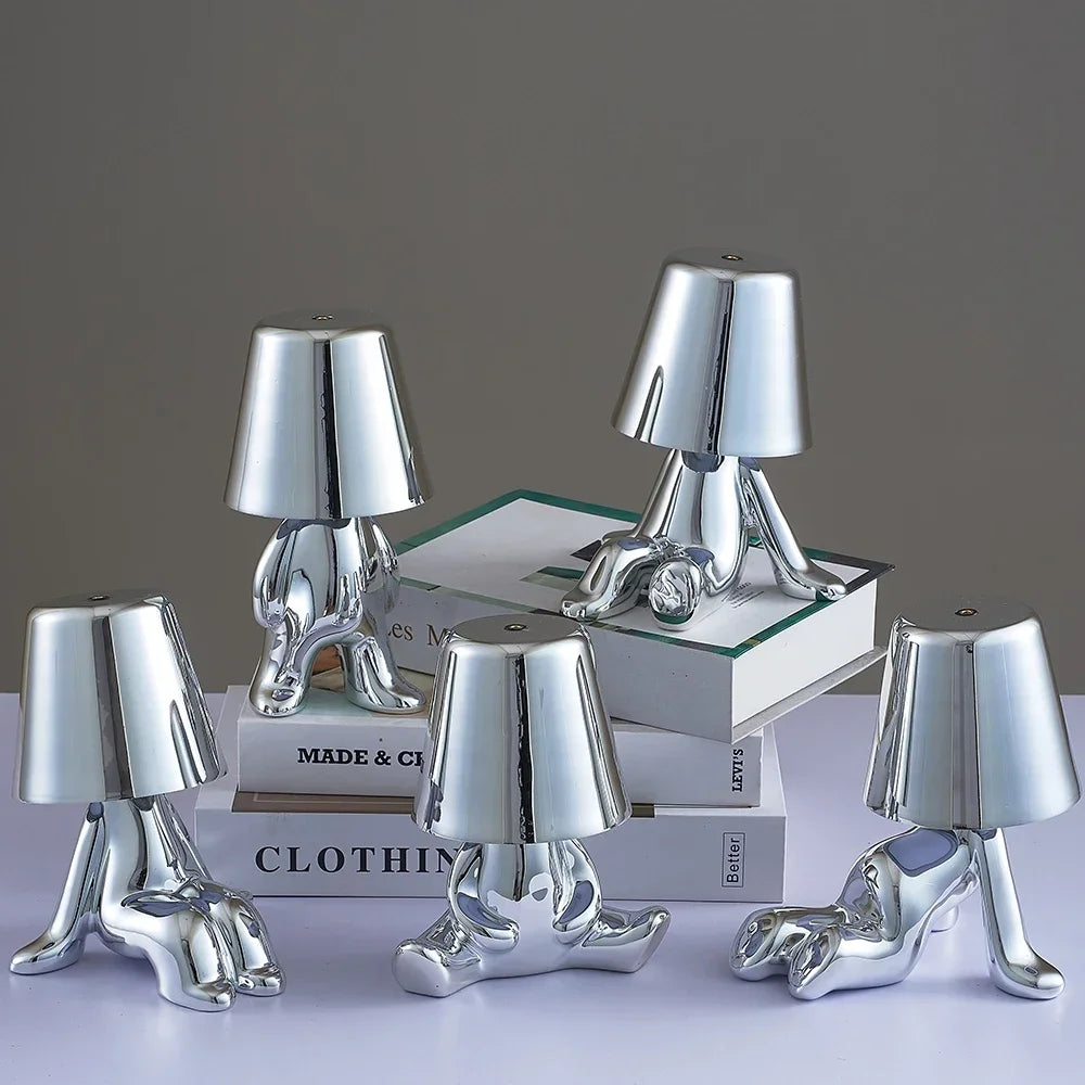 Lampe de chevet design petit bonhomme en métal tactile or et argent