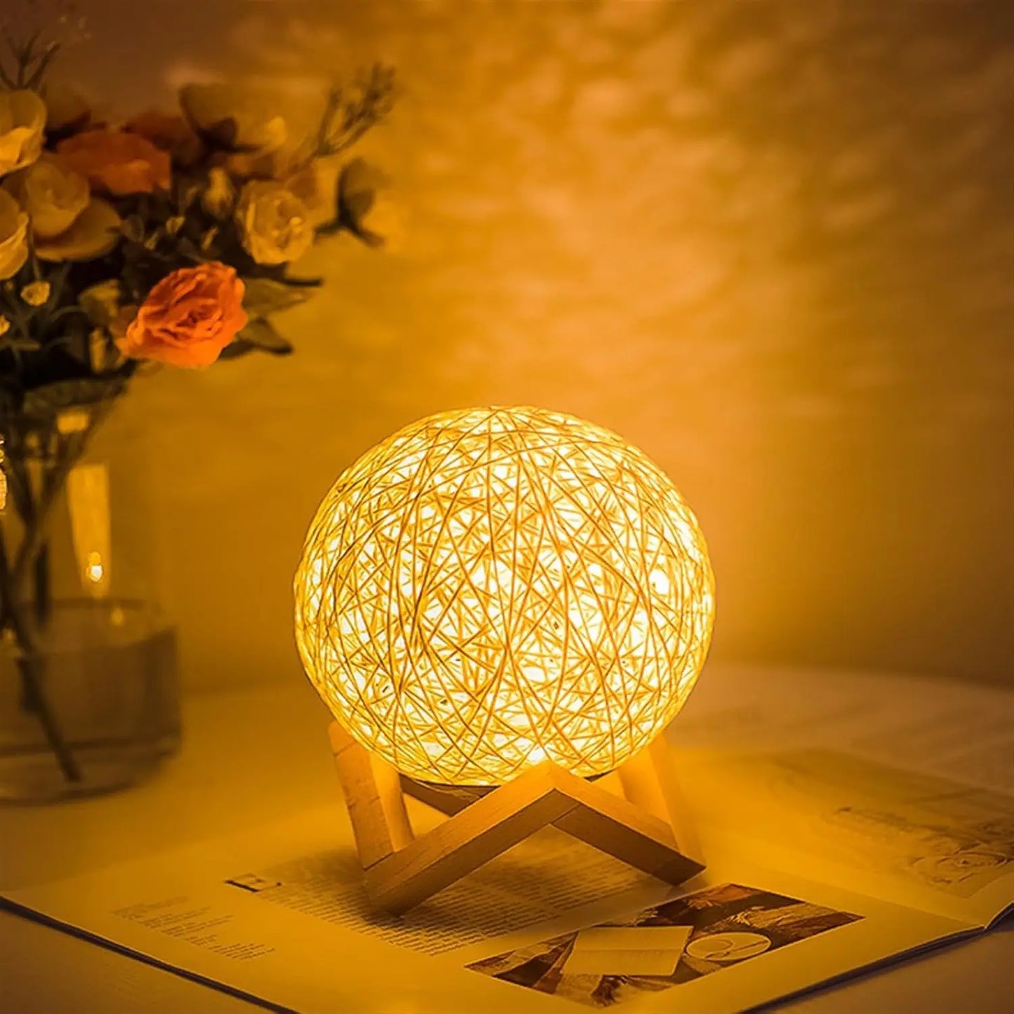 Lampe de chevet rotin en forme de boule sur socle en bois