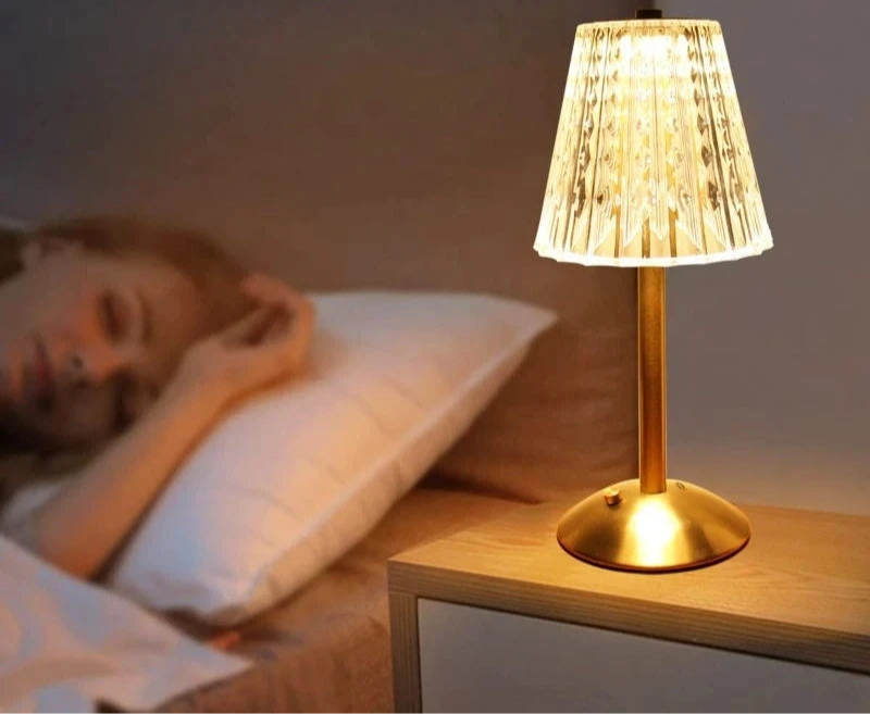 Lampe de chevet sans fil rechargeable en métal doré avec abat-jour en cristal