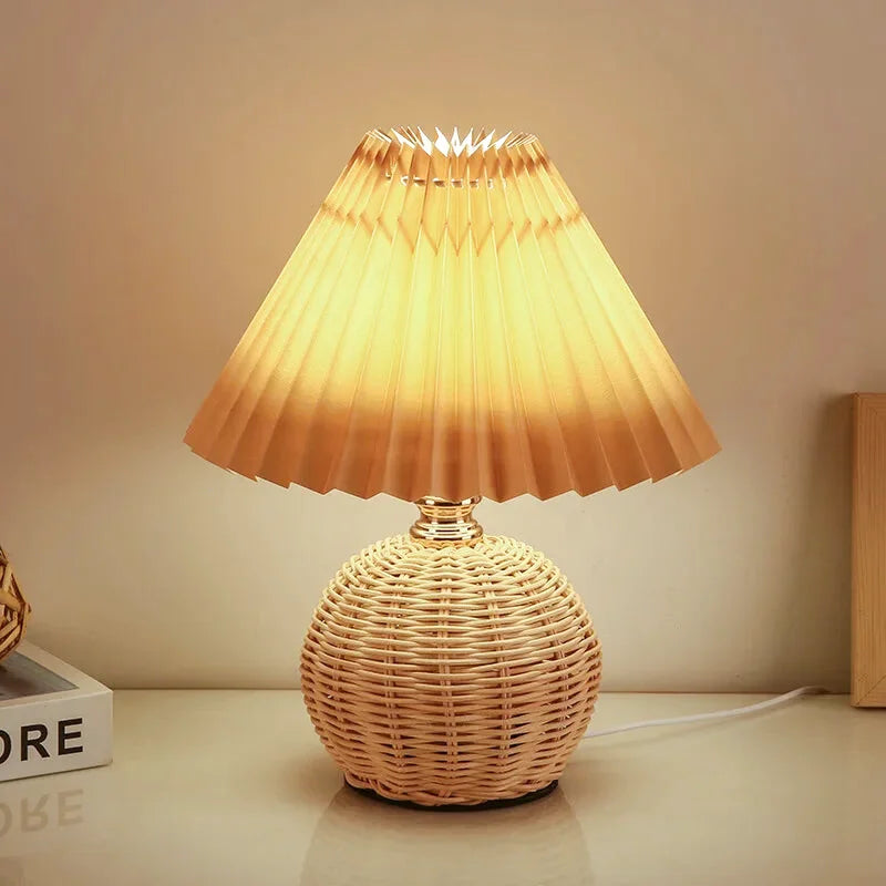 Lampe de chevet en rotin style bohème avec abat-jour plissé