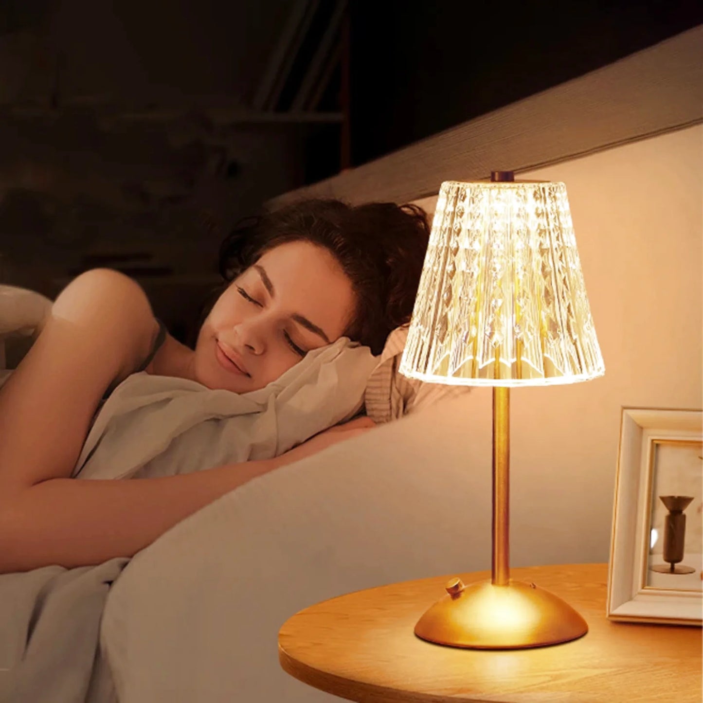 Lampe de chevet sans fil rechargeable en métal doré avec abat-jour en cristal