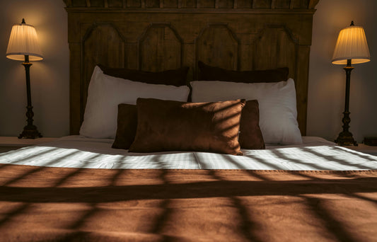 Comment bien choisir sa lampe de chevet ? Nos conseils déco & pratiques