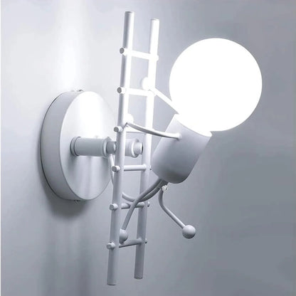 Lampe de chevet murale en métal en forme de bonhomme sur une échelle