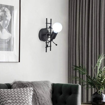 Lampe de chevet murale en métal en forme de bonhomme sur une échelle