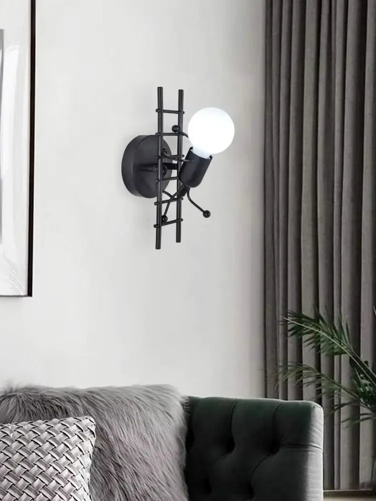 Lampe de chevet murale en métal en forme de bonhomme sur une échelle