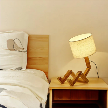 Lampe de chevet en bois artisanale en forme de petit bonhomme