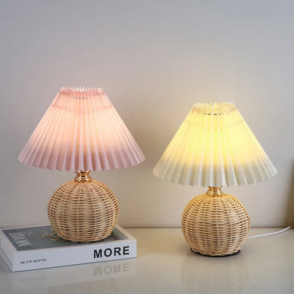 Lampe de chevet en rotin style bohème avec abat-jour plissé
