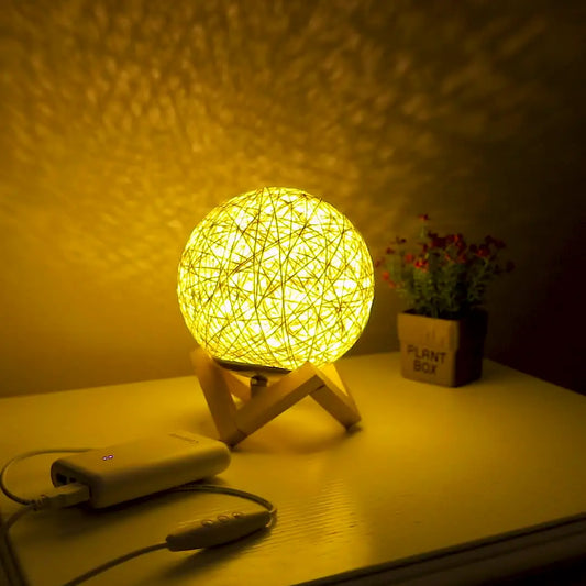 Lampe de chevet rotin en forme de boule sur socle en bois