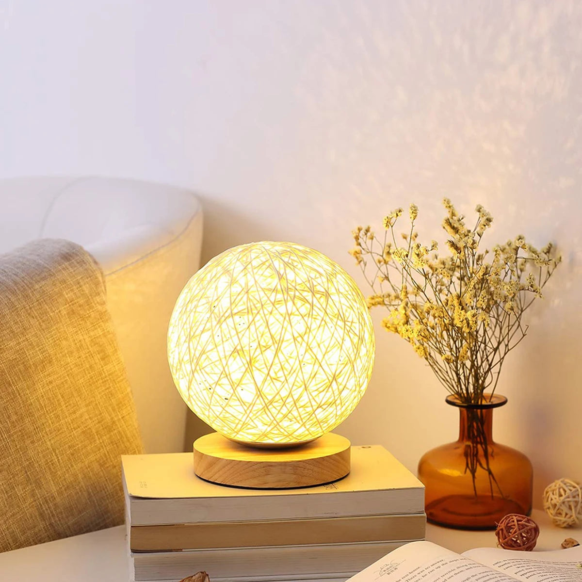 Lampe de chevet rotin artisanale en boule sur socle en bois
