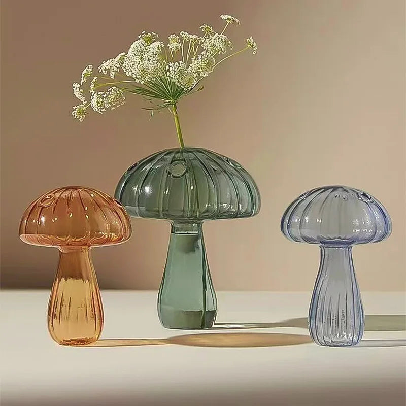 Vase champignon en verre coloré, vue rapprochée du verre translucide