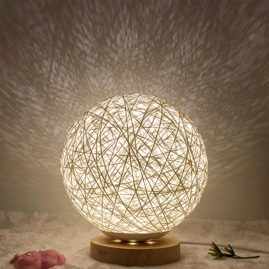 Lampe de chevet rotin artisanale en boule sur socle en bois