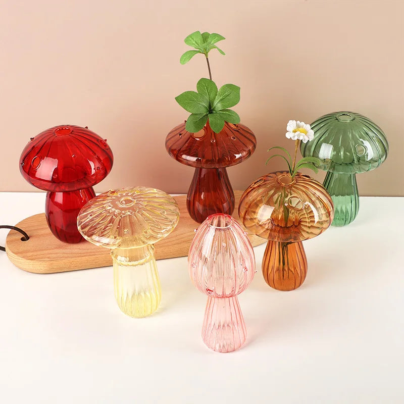 Vase champignon en verre, détail de la forme et du col étroit