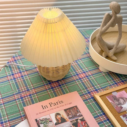 Lampe de chevet en rotin style bohème avec abat-jour plissé