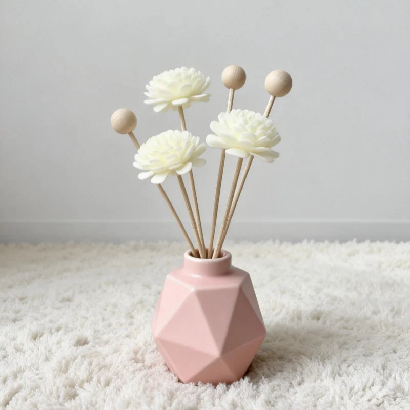 Détail des fleurs et des perles de bois du bouquet diffusant