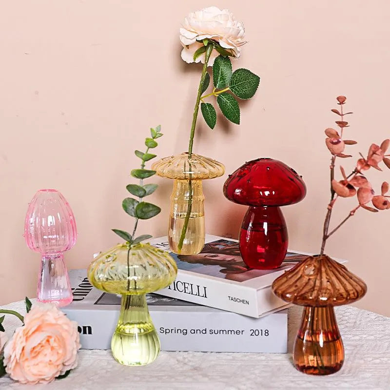 Vases champignon colorés en situation dans un intérieur