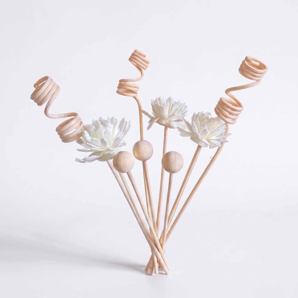 Lot de 9 tiges diffusantes blanc crème : 3 fleurs de sola, 3 perles de bois et 3 spirales en rotin, photo studio sur fond blanc