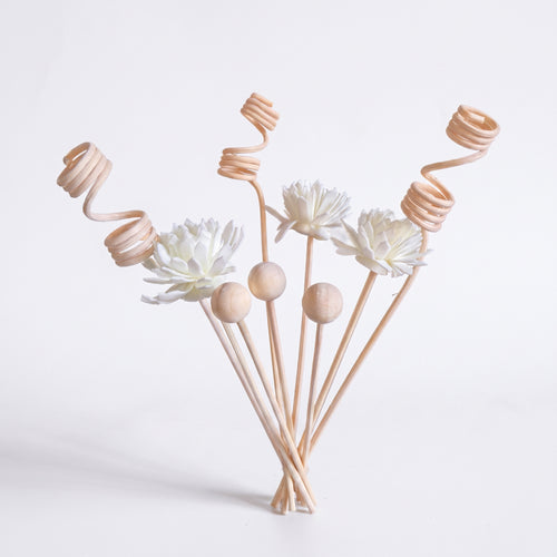 Lot de 9 tiges diffusantes blanc crème : 3 fleurs de sola, 3 perles de bois et 3 spirales en rotin, photo studio sur fond blanc