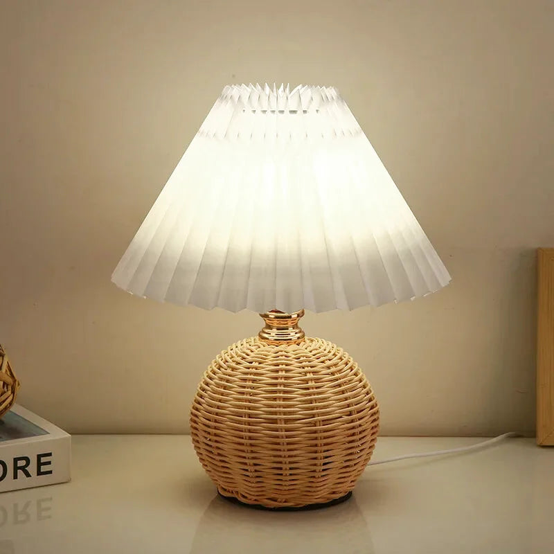 Lampe de chevet en rotin style bohème avec abat-jour plissé