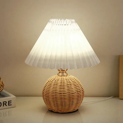 Lampe de chevet en rotin style bohème avec abat-jour plissé
