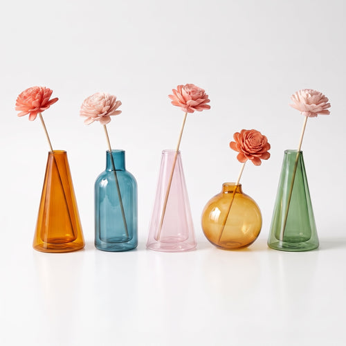 Les 5 couleurs de vase au choix dans le Cocon Complet, avec leur bouquet en bois de sola rose corail