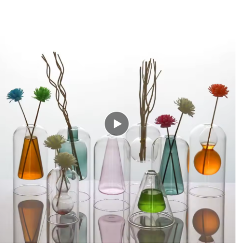 Un diffuseur électrique s'impose. Un vase s'expose.